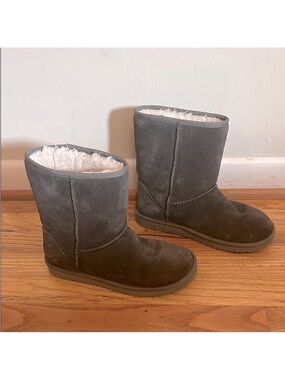 Koolaburra Gray Mid-Calf Boots with Plush Lining